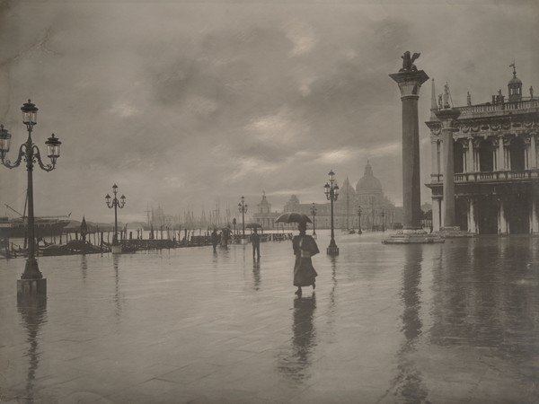 Stabilimento Giacomo Brogi, Piazzetta di San Marco con effetto di pioggia, Venezia 1910 circa, Stampa alla gelatina ai sali d’argento su carta | © Archivi Alinari, Firenze