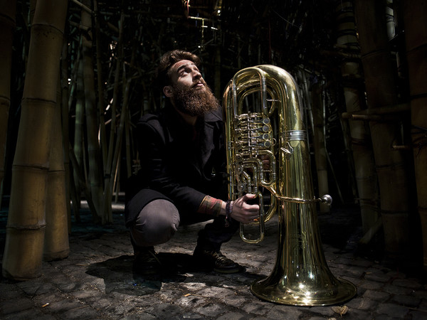 Lorenzo non ha ancora 30 anni e sta per terminare il Conservatorio. Suona il bassotuba e gli piacerebbe diventare stabile in orchestra. “Questo esclude categoricamente che io possa lavorare in questo Paese, le orchestre stanno chiudendo e le opportunità lavorative scarseggiano sempre più”. Infatti le esperienze in orchestra le fa all’estero, in particolare in Spagna ma soprattutto in Cina. Ph. Danilo Garcia Di Meo