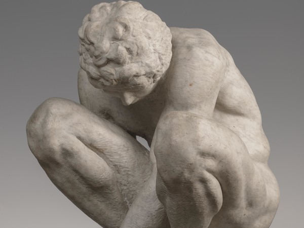 Michelangelo Buonarroti, <em>L'adoloescente (Ragazzo accosciato). </em>Statua in marmo, h. 54 cm. San Pietroburgo, Museo Statale Ermitage <br />