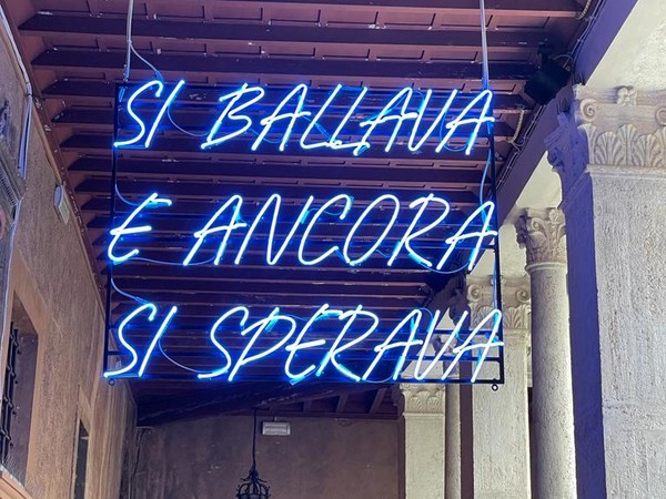 Crazy. La follia nell’arte contemporanea, Dart - Chiostro del Bramante, Roma 2022, Alfredo Jaar, Si ballava e ancora si sperava | Foto: Samantha De Martin per ARTE.it 2022