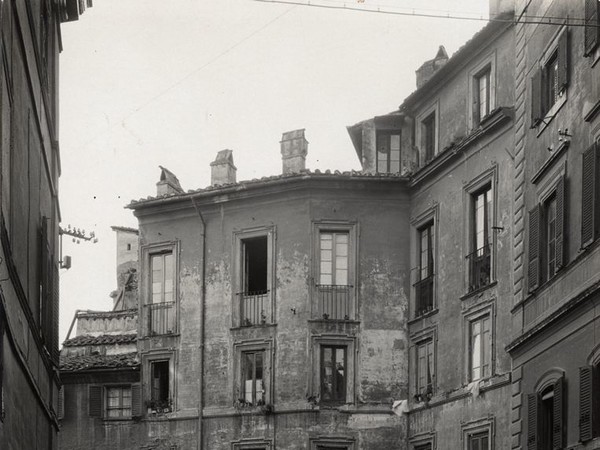 Fotografo non identificato, Edifici demoliti in via Monte Tarpeo, 1931, Gelatina bromuro d’argento | Courtesy Museo di Roma, Archivio Fotografico