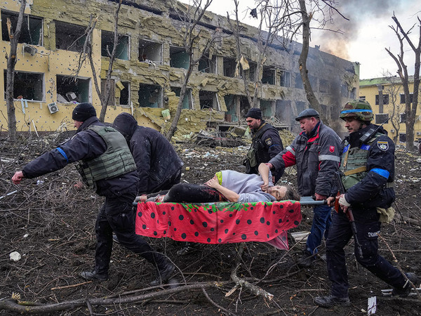 Evgeniy Maloletka, Associated Press | World Press Photo of the Year