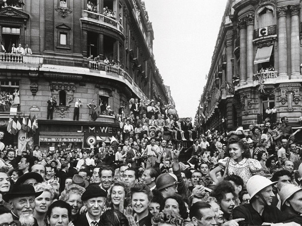 Robert Capa, Folla in festa per la liberazione della città Parigi, Francia, 25 agosto 1944 