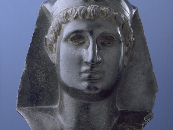 Testa di imperatore romano come faraone, I sec. d.C., basalto, h 31,6 cm, Musée du Louvre, Département des Antiquités Egyptiennes, Parigi