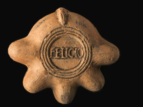 Lucerna in argilla con bollo “FELICIO” datata II d.C, reperto appartenente alla collezione del MAN © G. Baronchelli /Museo Archeologico Nazionale di Aquileia<br />