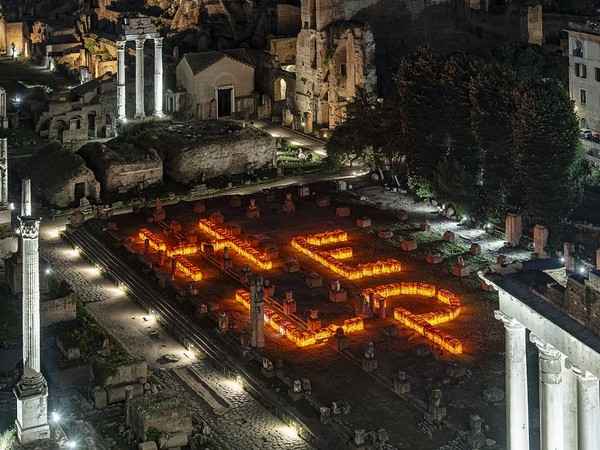 Installazione <em>HELP</em> realizzata da Maria Cristina Finucci, Basilica Giulia - Foro Romano, Roma, vista dal drone