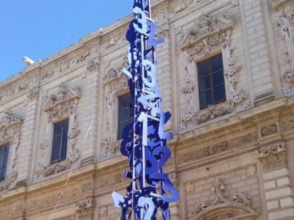 L'Albero della cuccagna di Mimmo Paladino in largo Santa Croce, Lecce