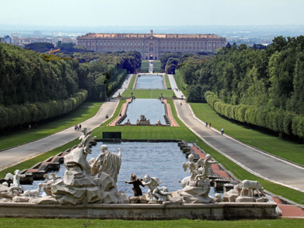 Reggia di Caserta: prospettiva dalla Fontana di Venere e Adone <br />