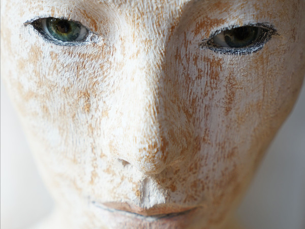 Walter Moroder, Ansciuda 2 (detail), 2020, 172 x 36 x 24 cm., stone pine, acryl, glass eyes