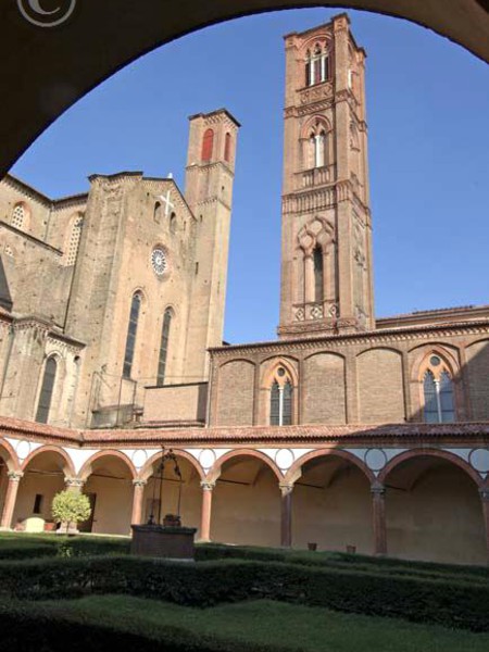 Chiostro dei Morti e Tombe di Glossatori