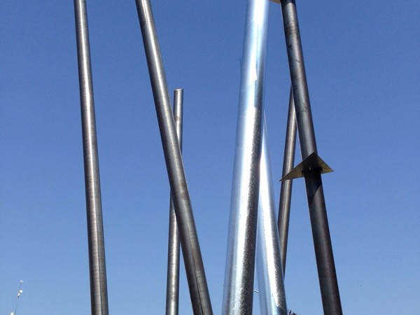 Carla Rigato, Fiume Colorado, ferro, ferro zincato e acciaio satinato riflettente, h 5 metri, 2015