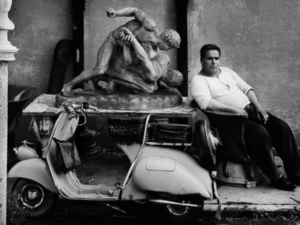 William Klein, Custode, Cinecittà, Roma 1956, (Dalla sezione Roma) | Courtesy of Contrasto 2016 © William Klein