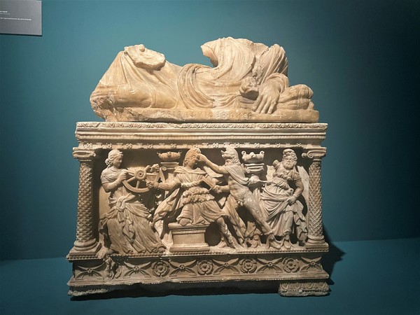<em>Le nuvole e il fulmine. Gli Etruschi interpreti del volere divino</em>, Allestimento al Museo Archeologico Nazionale di Reggio Calabria