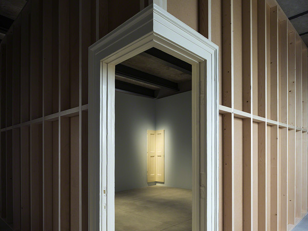 Robert Gober, Corner Door and Doorframe, 2014-2015. Porta, telaio della porta, muro costruito. Foto Attilio Maranzano. Courtesy Fondazione Prada
