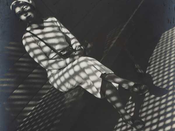 Aleksandr Rodčenko, Ragazza con una Leica, 1934, Stampa d’artista, Collezione del Moscow House of Photography Museum, 