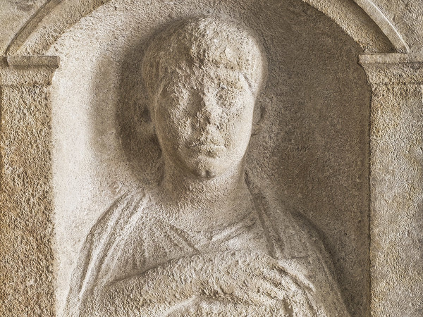 Stele di Fausto e Procula, Fine I secolo d.C. Calcare, 70 x 32 x 109 cm, Museo Archeologico Nazionale di Aquileia | Foto © Gianluca Baronchelli