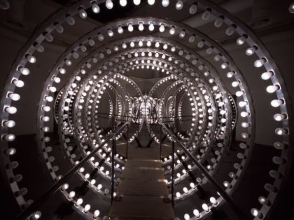 Carsten Höller, <em>Y</em>, 2003 (dettaglio), Lampadine, DMX lighting control system, alluminio, segnali luminosi su entrambe le uscite, cavi, legno, acciaio, specchi, 300 x 600 x 1.200 cm | Courtesy dell’artista e Thyssen-Bornemisza Art Contemporary, Vienna - Foto © Attilio Maranzano, 2003<br />