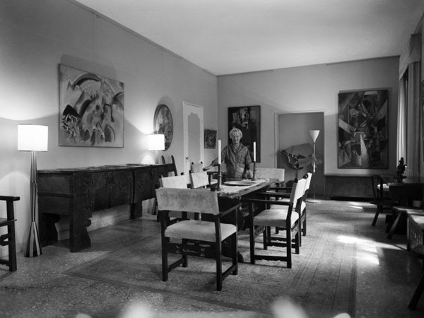 Peggy Guggenheim nella sala da pranzo di Palazzo Venier dei Leoni, anni '60 | © Fondazione Solomon R. Guggenheim | Foto: Archivio Cameraphoto Epoche / Donazione Cassa di Risparmio di Venezia 2005<br />