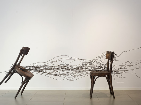 Davide Dormino, Le sedie del Biondo Tevere, 2013. Sedie e ferro I Ph. Alessandro Giampaoli