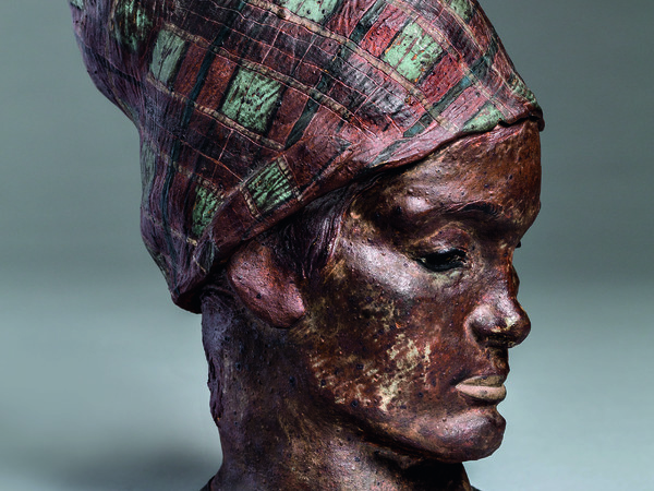 Paul Gauguin,Testa‐ritratto di donna della Martinica con fazzoletto, 1887‐88, Terracotta smaltata, decorata con ingobbio, cm 22,5 x 13 x 17,5 | © Ny Carlsberg Glyptotek, Copenhagen /Photo: Ole Haupt