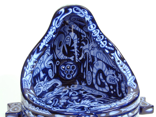 Pablo Echaurren, U/siamo tutti Duchamp 2, 2016, scultura maiolicata in berettino, decorazione a grottesche in monocromia blu con lumeggiature, h. 40, l. 66, p. 53 cm