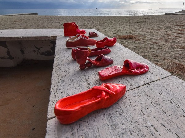 Scarpette rosse di ceramica contro la violenza sulle donne