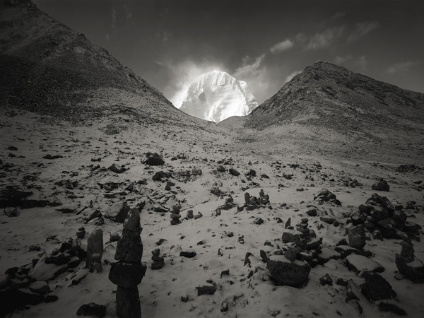 Kenro Izu, Kailash #75, Tibet, 2000, dalla serie “Sacred Places”, stampa ai pigmenti, 72x102 cm
