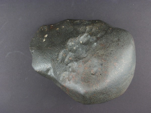 Meteorite condritica non classificata presentante crosta di fusione e regmagliti, Marocco. Museo di Storia Naturale di Milano