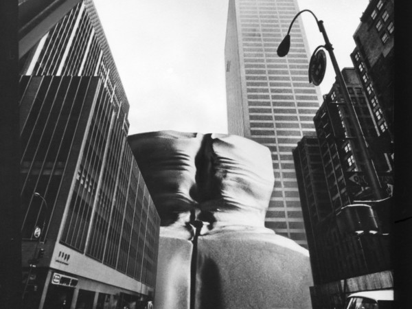 Francesco Somaini, Sfinge di Manhattan: proposta per la costruzione di un centro di spettacolo e di studi audiovisivi, 1974, fotomontaggio, 797x796 mm. Archivio Francesco Somaini