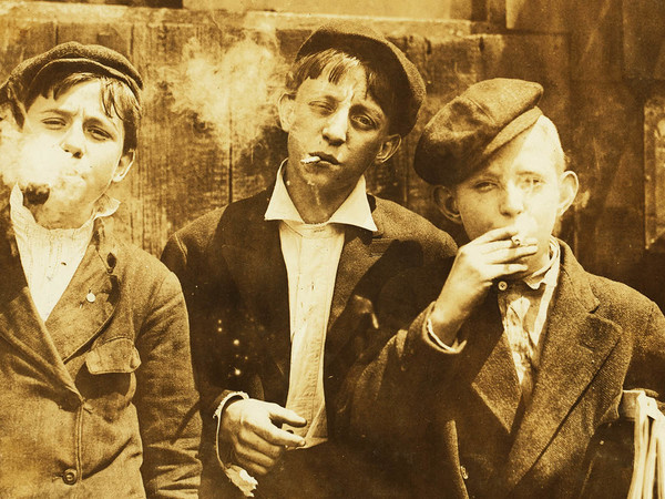 Lewis W. Hine, Giovanissimi strilloni stanno fumando in un momento di pausa. 9 maggio 1910, St. Louis, Missouri, USA