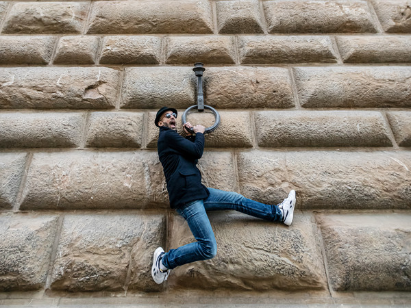 La <i>Ferita </i> di JR per il nuovo volto di Palazzo Strozzi Dal 19 marzo al 22 agosto un’installazione monumentale sulla facciata del palazzo fiorentino
