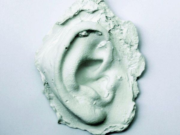 Maria Nitulescu, The eyes of my dreamed hearing, 2020 – 2021. Gesso, 6 x 4 x 2 cm. Edizione di 100 + 20 AP