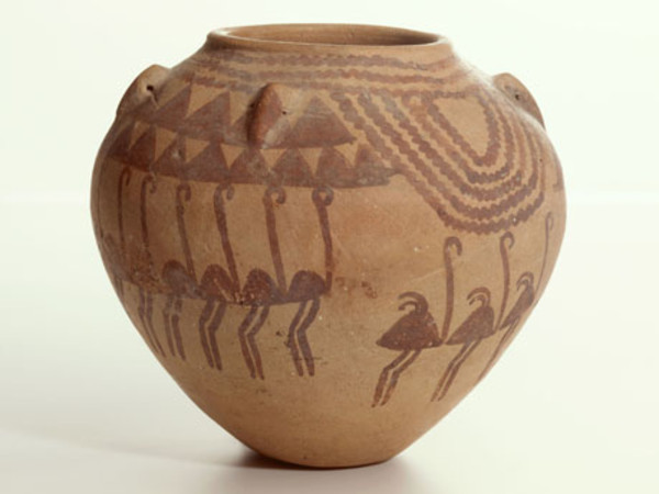 Vaso decorato con struzzi, colline e acque Naqada IID1 (3450 – 3325 a.C.). Ceramica dipinta, Collezione Insinger Rijksmuseum van Ouheden, Leiden, inv. F 1901/9.93 Altezza: 15cm, diametro max.: 17cm