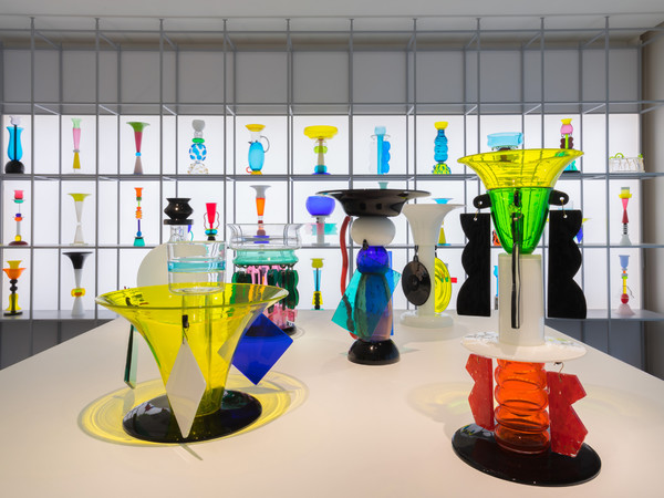 Installation view, Ettore Sottsass: il vetro 