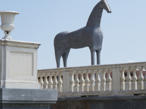 Scultura di Mimmo Paladino