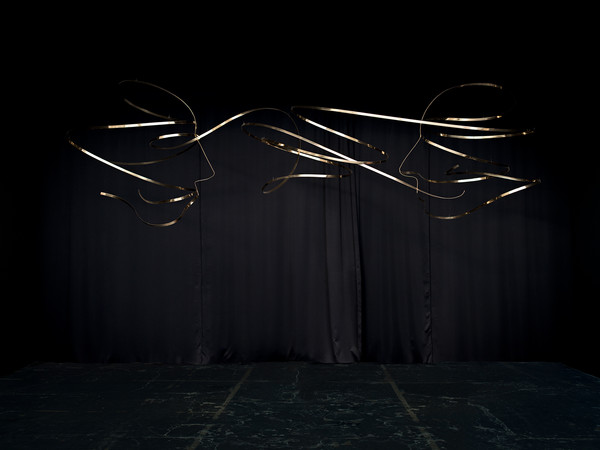 Carlo Cossignani, Drawing on big scale, 2015. Ottone, cavi d’acciaio, spazio vuoto, dimensioni variabili. L600, H190, P300 cm. circa