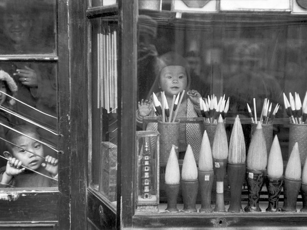 Henri Cartier-Bresson, <em>In Lui Chi Chang, la via dei negozi di antiquariato, la vetrina di un venditore di pennelli</em>. Pechino, dicembre 1948. Vintage gelatin silver print