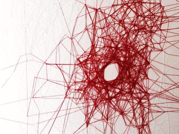 Jole Serreli, Animas - viaggio di vita materico, 2015. Tessuto di cotone anni ‘40, filo rosso su telaio, 120 x 80 cm