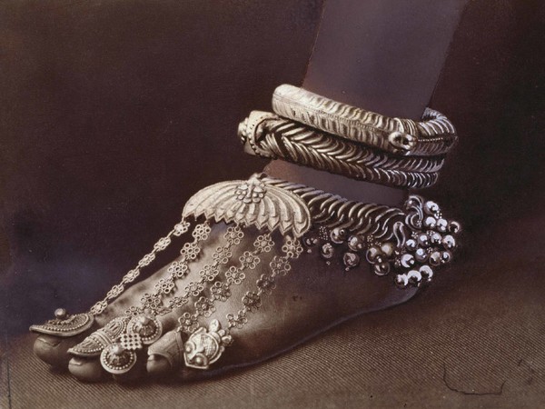 Eliza R. Scidmore, Sri Lanka 1907, Sofisticate cavigliere e anelli da dita ornano il piede di una danzatrice tamil, Sri Lanka 1907, 
