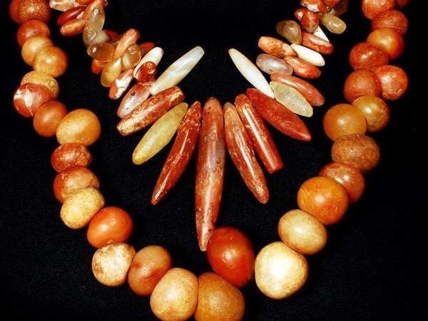 Perle in corniola e agata neolitico sahariano II-I millennio a.C