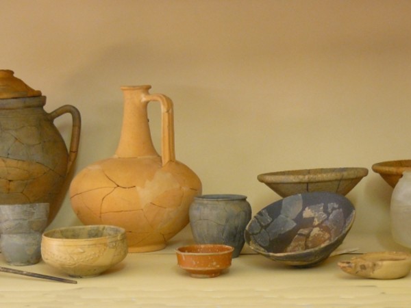 Vasellame in ceramica, lucerne e balsamari da corredi tombali
