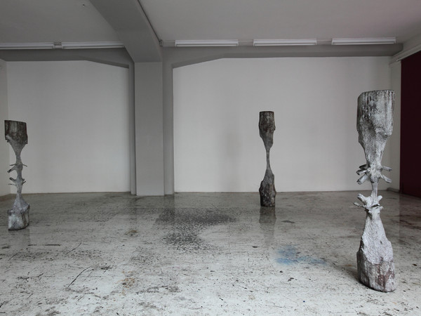 Giorgio Andreotta Calò, Scolpire il tempo, 2010, tre sculture di bronzo in una installazione dimensioni variabili (158 x 27 cm; 134 x 22,5 cm; 137 x 24 cm)