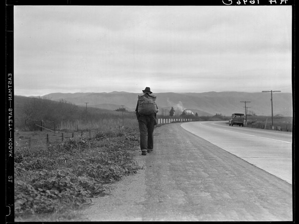 Dorothea Lange, Uomo cammina Bum blockade. All heading north. South of King City, California, 1936