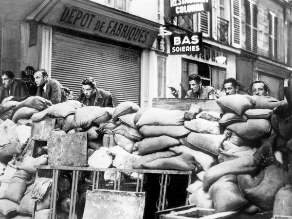 Barricate nelle strade di Parigi durante la liberazione della città. Parigi, Francia, 23 agosto 1944