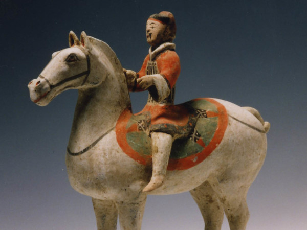 Cavaliere corazzato e con faretra su cavallo bianco terracotta grigia, ingobbio, pigmenti stesi a freddo 28,4 x 28,3 x 11,8 cm. Cina, Shaanxi Han Occidentali, II secolo a.C. Proprietà Compagnia di San Paolo