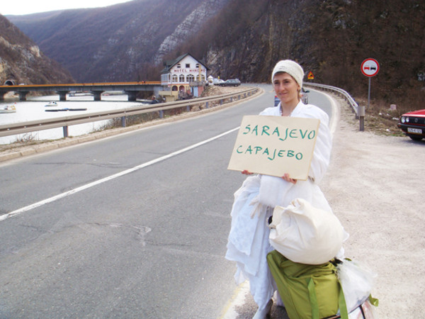 Pippa Bacca fa l'autostop verso Sarajevo durante Il Viaggio delle Spose, marzo 2008 