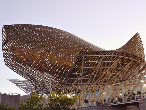Frank O. Gehry, Gold Fish, 1992, Barcellona, Spagna. | Foto: Yury Zap / Shutterstock.com