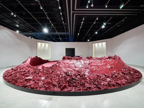 Anish Kapoor, <em>My Red Homeland, </em>2003 in esposizione nella mostra "<em>The Creative Act: Performance, Processo, Presenza</em>" della collezione del Guggenheim Abu Dhabi. <span>FTP Edelman</span>