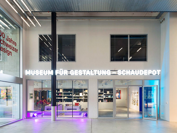 Museum für Gestaltung – Schaudepot, ingresso. Photo: Umberto Romito, © ZHdK Il Museum für Gestaltung è il principale museo della Svizzera dedicato alla comunicazione visiva. L'edificio originale è attualmente chiuso per ristrutturazione, la riapertura è prevista a marzo 2018. La nuova sede, Schaudepot, sorge nella Toni-Areal a Zurigo Ovest.