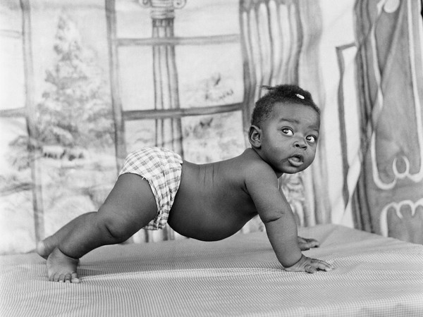 James Barnor, Baby on All Fours, Eric Nii Addoquaye, Ankhra, Ever Young Studio, Accra, c. 1952. Stampa alla gelatina ai sali d’argento. © James Barnor. Courtesy galerie Clémentine de la Féronnière, Paris